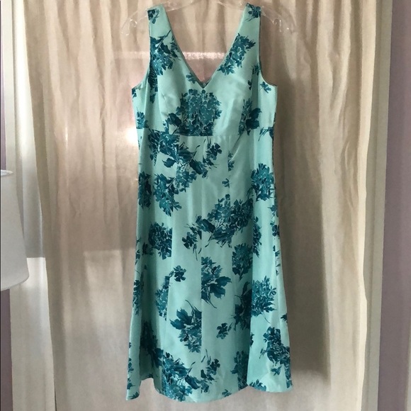 Ann Taylor Dresses & Skirts - Ann Taylor Fit and Flare V-neck Dress. Ann Taylor Dresses & Skirts - Ann Taylor Fit and Flare V-neck Dress.
